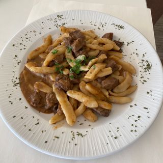 Juneci gulas da domacin makarulima