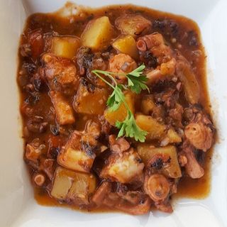 Hobotnica na gulaš s domaćim njokima 