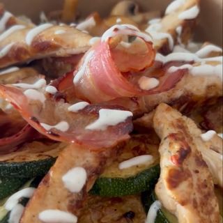 Pileća posuda sa pancetom i povrćem