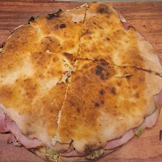 Vratina XXL sendvič u pizza tijestu