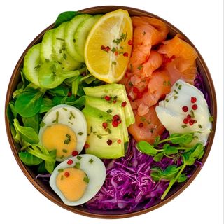 Salata s dimljenim lososom