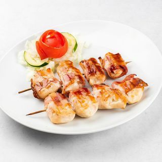 Pileći ražnjići u slanini