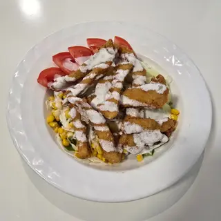 Obročna salata s pohanom piletinom