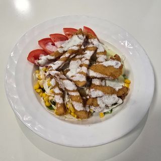 Obročna salata s pohanom piletinom