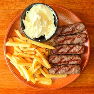 Mali ćevapi s kajmakom