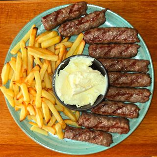 Veliki ćevapi s kajmakom