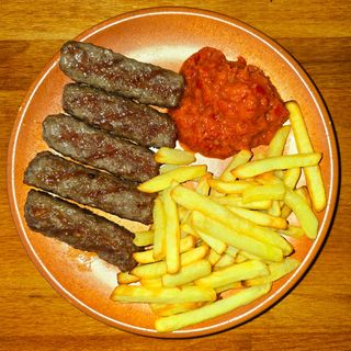 Mali ćevapi s ajvarom