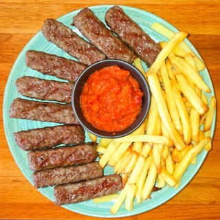 Veliki ćevapi s ajvarom