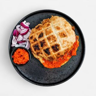 Gurmanska pljeskavica u lepinji ajvar