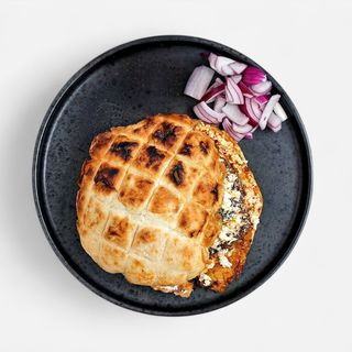 Pljeskavica u lepinji kajmak