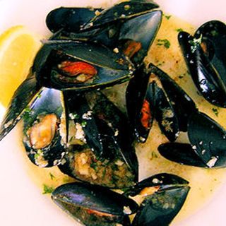 Školjke u bijeloj buzari