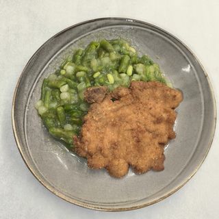 Pohani svinjeći kotlet sa mahunama i krumpirom