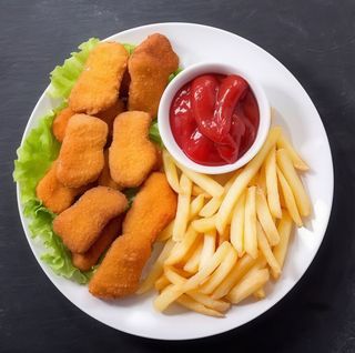 Pileći nuggetsi s pomfritom i umakom