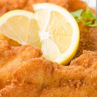 Pileci zagrebacki u lepinji umak i salata 