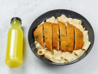 Crispy chicken pasta + lemonade