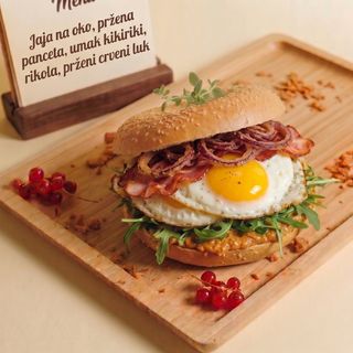Bagel sa jajima i pancetom