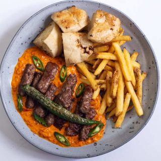 Ćevapi u umaku od pečenih paprika
