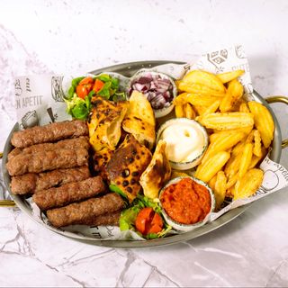 ĆEVAPI VELIKA PORCIJA (hrskavi crispers krumpirići su uključeni u cijenu)