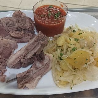 Junetina lešo s prilogom