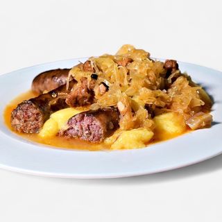 Domaća kobasica sa dinstanim kiselim kupusom i restanim krumpirom