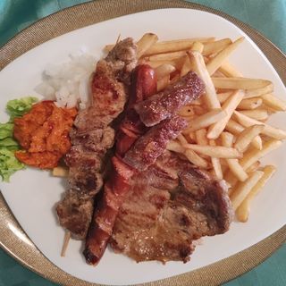 Miješano meso s pomfritom