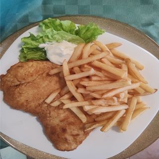 Pohani pileći šnicel s pomfritom