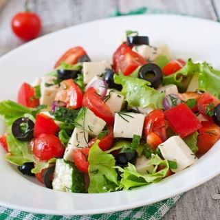 Grčka salata s feta sirom i dresingom od krastavaca