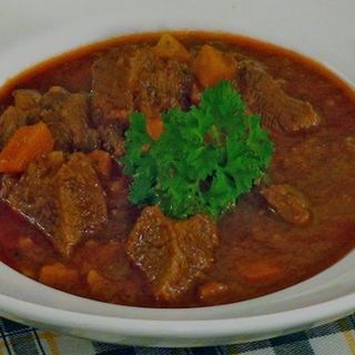 Juneći gulas sa sirom