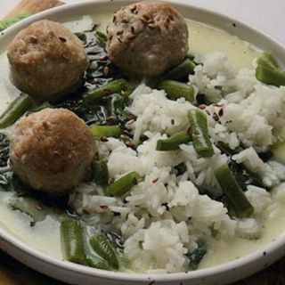 Špinat sa mesnim polpetama 