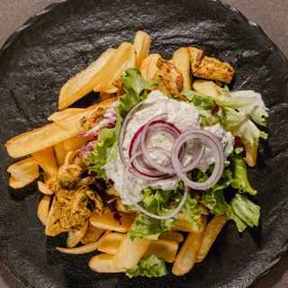 GYROS (PILETINA, TZATZIKI UMAK, LUK, SALATA) S POMFRITOM