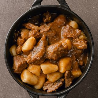 JUNEĆI GULAŠ S NJOKIMA