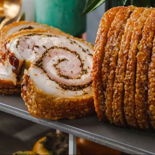 Pečena porchetta carsko pečenje kg