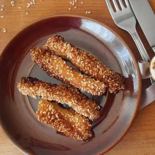 Pohani pileći štapići u panko mrvicama, prilog pomes, salata