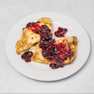 Palačinke sa šumskim voćem i sirom