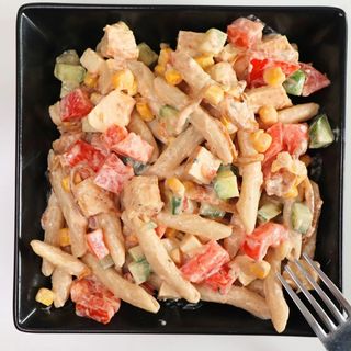 Salata od tjestenine piletine i povrće