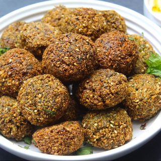 Falafel sa prilogom i tartarom