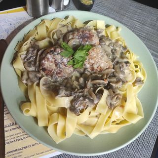 Domaća pljeskavica s umakom od šampinjona