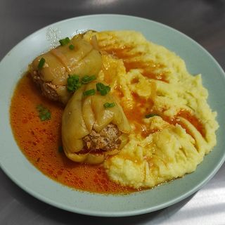 Punjena paprika, ćufte s pire krumpirom