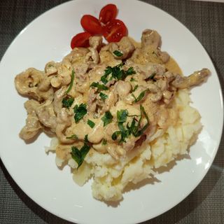 Meso u kremastom umaku s pire krumpirom