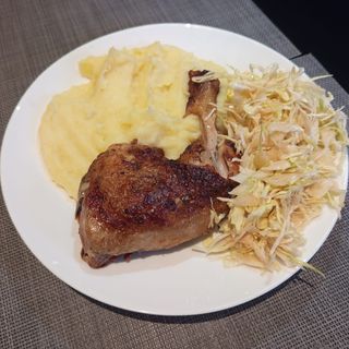 Pileće četvrt s prilogom i salatom