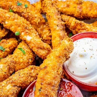 Chicken fingers + pomes (SLIKA JE SIMBOLIČNA)