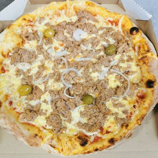 Tuna pizza