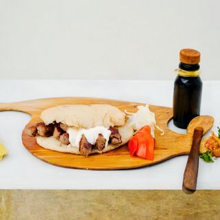 PLJESKAVICA NADJEVENA SIROM I ŠPEKOM+POMFRIT