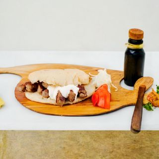 ĆEVAPI U UMAKU OD KAJMAKA+POMFRIT