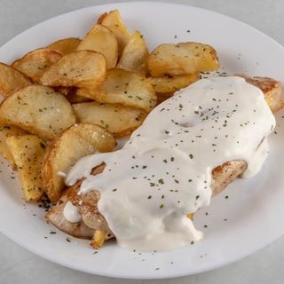 PILEĆI FILE PUNJEN SIROM I PRŠUTOM U KREMI OD KAJMAKA +PRILOG