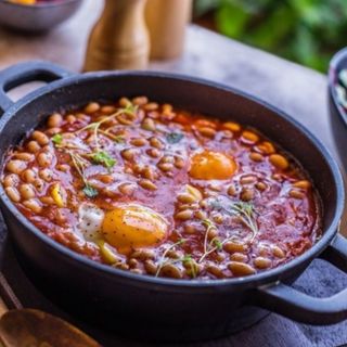 ZAPEČENI GRAH+POMFRIT+MESNI PRILOG