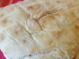 Trakice svinjske marinirane vratine s grilla u lepinji s pikantnim umakom i sezonskim povrćem+ pomfrit