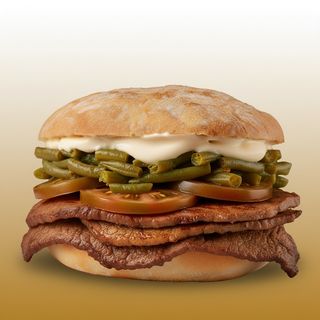 Juneći sendvič s rajčicom i mahunama