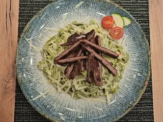 Zeleni Rezanci s Junećim Steakom