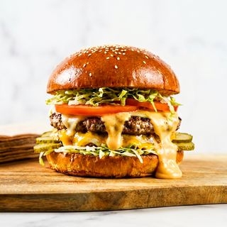 Cheeseburger u Brioche Pecivu